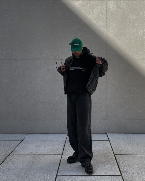 Baseball Hat Aesthetic, Men Baseball Cap Outfit, Streetwear Poses, Mens Inspo, Baseball Cap Outfit, Hat Aesthetic, Oversize Style, Boys Fits, Streetwear Inspo