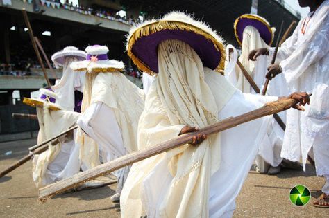 Eyo Festival Ends With A Serious Fight Between Eyo Etti Eyo Festival, Eyo Masquerade, Peaky Blinders Poster, African Tattoo, Yoruba People, White Mask, Black Photography, House Dream, Painting Reference