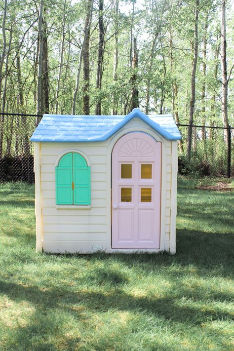 How to Makeover a Plastic Playhouse using Spray Paint! Outdoor Playhouse Makeover, Plastic Playhouse Makeover, Little Tikes Playhouse Makeover, Kids Playhouse Makeover, Diy Playhouse Makeover, Painted Playhouse, Little Tikes Makeover, Plastic Playhouse, House Lighting Outdoor