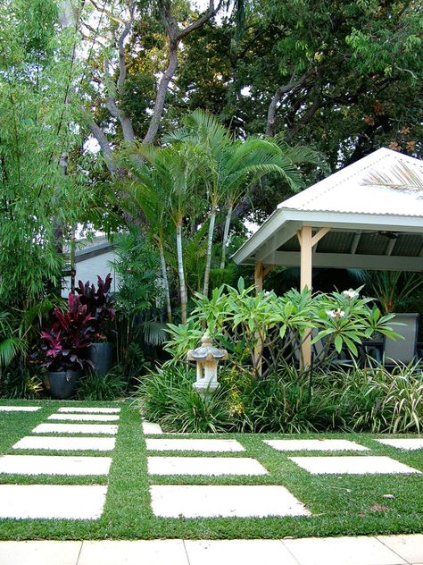 Frangipani Garden, Bali Hut, Hut Ideas, Small Tropical Gardens, Bali Garden, Balinese Garden, Tropical Garden Design, Modern Landscape Design, Backyard Garden Design