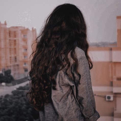 Dark Brown Hair Girl Aesthetic, Olivia Baker Aesthetic, Witchy Hairstyles Long, Dark Curly Hair Aesthetic, Ellery Corcoran, Brown Curly Hair Aesthetic, Curly Brown Hair Aesthetic, Witchy Haircut, Wavy Brown Hair Aesthetic