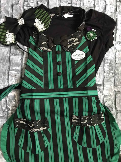 Disney Halloween Costumes: A Haunted Mansion DIY - Polka Dots and Pixie Dust Disney Vacation Blog Ghost Host Costume, Haunted Mansion Outfit, Haunted Mansion Diy, Bride Ghost, Disney Halloween Diy, Scary Disney, Haunted Mansion Costume, Disney Costume Makeup, Mansion Party