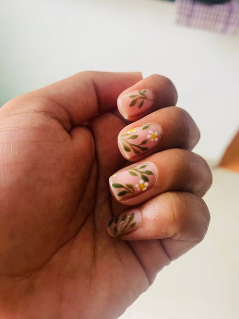 Nails With Ivy Design, Short Leaf Nails, Noah Kahan Nail Ideas, Leafy Nail Designs, Plant Nail Art Simple, Green Leaf Nail Designs, Woodland Theme Nails, Olive Branch Nails, Ivy Nail Art