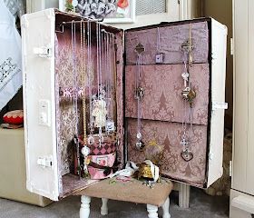 Cat House Plans, Diy Suitcase, Craft Show Booths, Jewerly Displays, Flea Market Decorating, Old Suitcases, Vintage Suitcases, Craft Show Displays, Outdoor Sheds