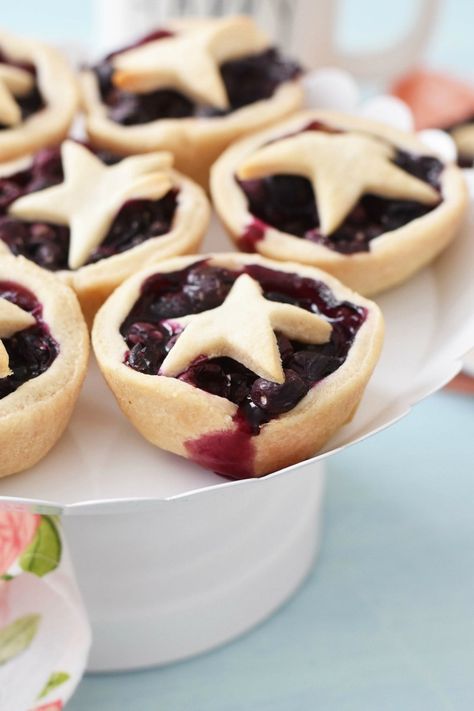 Mini Blueberry Pies Easily Made in a Muffin Tin Homemade Lard, Easy Mini Apple Pies, Mini Blueberry Pies, Blueberry Pies, Mini Dessert Recipes, Individual Pies, Easy Pie Crust, Bakery Treats, Blueberry Pie Filling