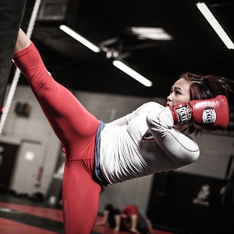 Kick Michelle Waterson Ufc, Michelle Waterson, Ufc Women, Female Martial Artists, Athletic Models, Female Muscle, Pencak Silat, Martial Arts Women, Mma Women