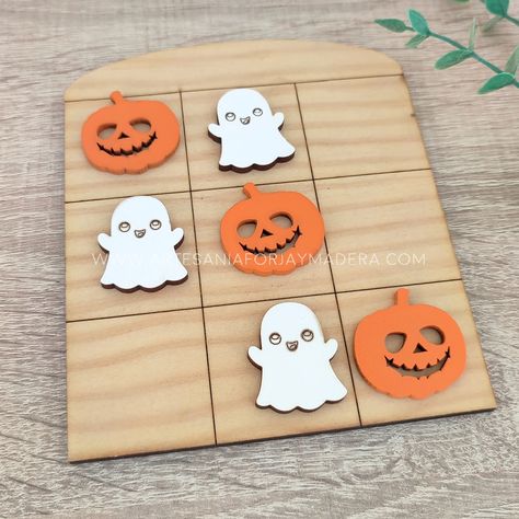 🎃👻 ¡Este Halloween, lleva la diversión a otro nivel con nuestro Tres en Raya de madera temático! Perfecto para fiestas y reuniones, este juego espeluznante es ideal para niños y adultos. ¡Haz que tu temporada de Halloween sea inolvidable! 🕸️🦇 #Halloween #TresEnRaya #JuegosDeMesa #DiversiónEspeluznante Juegos Halloween, Nacho Ideas, Día De Muertos, Dia De Muertos, Trees, Halloween