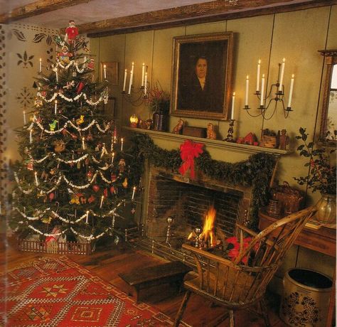 Amazing room and a primitive Christmas Tree with popcorn garland, handmade folk ornaments and candles. Description from pinterest.com. I searched for this on bing.com/images Colonial Christmas Tree, Williamsburg Christmas, Primitive Christmas Tree, Primitive Christmas Decorating, Prim Christmas, Colonial Christmas, Christmas Room, Old Fashioned Christmas, Antique Christmas