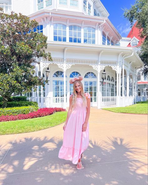 Disney Springs Pictures, Disney Springs Photoshoot, Senior Pics At Disney World, Grand Floridian Disney Room, Disneyland Princess Pictures, Grand Floridian Disney, Disney Photo Ideas, Disney World Outfits, Grand Floridian