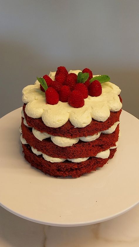 Cake taart red velvet baking bake raspberry frosting Red Velvet Cake Aesthetic Korean, Ttpd Birthday, Red Velvet Cake Aesthetic, Coquette Bday, Birthday Cake Red Velvet, Velvet Desserts, Red Velvet Birthday Cake, Red Velvet Desserts, Minimalist Cake