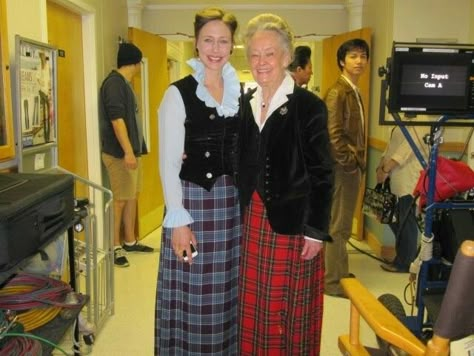 Vera Farmiga (left) and Lorraine Warren supporting the film "The Conjuring". The Conjuring True Story, Lorraine And Ed Warren, Farmiga Sisters, Los Warren, The Conjuring Annabelle, Ed E Lorraine Warren, Ed Warren, Ed And Lorraine Warren, Ed And Lorraine