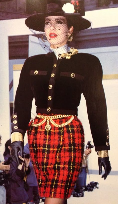 Chanel- A/W 1987 Black cropped bolero jacket and red plaid pencil skirt. L'Officiel No. 734- September 1987 1987 Fashion, 90s Fashion For Women, Haute Couture Outfits, 90s Fashion Trends, 1980s Fashion Trends, 1980’s Fashion, Rebellious Fashion, Black Harness, The 90s Fashion