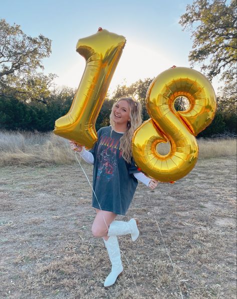 number balloon photos / birthday photos / 18th birthday 18th Birthday Photos, Number Balloons Photoshoot, Birthday Number Balloons, Hoco Pictures, Birthday Balloons Pictures, Teenage Birthday, Senior Photoshoot Poses, 21st Birthday Outfit, Balloon Pictures