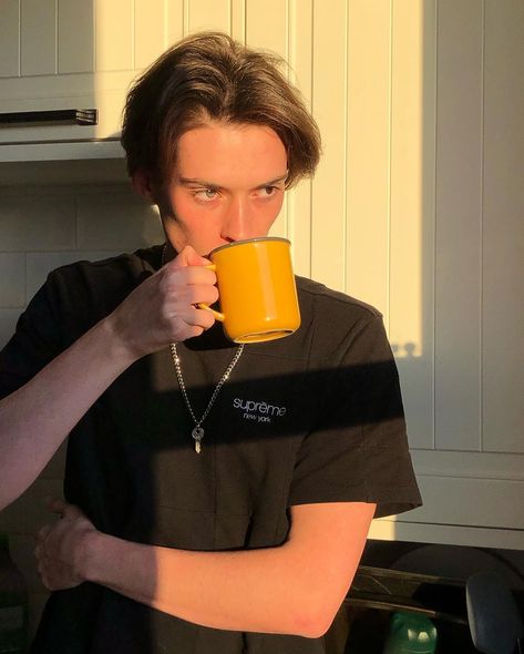 Drinker Aesthetic, Coffee Drinker, V Video, Tea Drinkers, Coffee Drinkers, Cup Of Coffee, A Coffee, Art Inspo, Coffee Tea