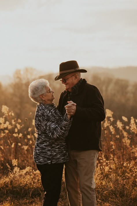 Old Couple Photoshoot Poses, Elderly Photoshoot Ideas, Old People Photoshoot, Older Parents Photography, Elderly Wedding, Grandparent Photography, Elderly Photography, Old People Photography, Photoshoot With Grandparents