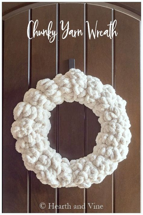 Create this soft and cozy white chunky yarn wreath with yarn and your fingers. #HolidayDecor #DIYWreath #WinterWreath Chunky Wreath, Yarn Wreath Christmas, Easy Finger Knitting, Chunky Yarn Wreath, Jack Sprat, Knitting Chunky, Crochet Decorations, Christmas Wreath Decor, Winter Wreath Diy