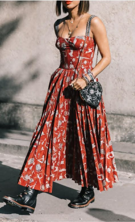 Cctaylor456 Tall Maxi Dress, Walking Down The Street, Mode Hippie, Estilo Hippie, Paris Fashion Week Street Style, Mode Boho, Bohol, Outfits Black, Maxi Robes