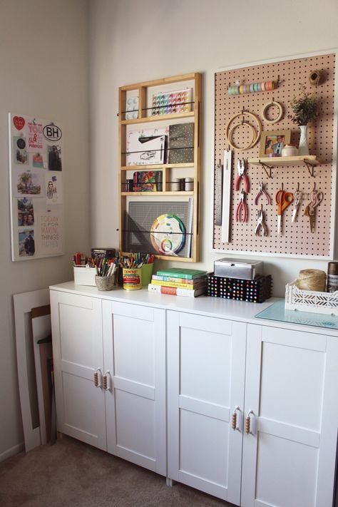 Art Room Pegboard, Peg Board Organization Crafts, Craft Room Peg Board Organization, Peg Board Art Supplies, Sewing Room Pegboard Ideas, Acrylic Paint Organization, Craft Room Peg Board, Cricut Organization Ideas, Peg Board Organization