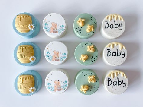 Winnie the Pooh Baby Shower Oreos 🩵🍯 Customers color scheme was dusty blue, sage green, beige/cream and gold. Love the end result! ✨ #chocolatecoveredoreos #oreos #winniethepooh #winniethepoohtreats #winniethepoohbabyshower #babyshowertreats #treatmaker Winnie The Pooh Oreo Treats, Winnie The Pooh Oreos, Chocolate Covered Oreos Baby Shower, Cake Pucks, Chocolate Covered Desserts, Pooh Party, Winnie The Pooh Baby Shower, Baby Shower Treats, Covered Oreos