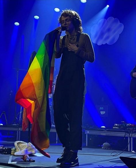 Cavetown With Pride Flag, Cavetown Pride Flag, Cavetown Pfp, Cavetown Wallpapers, Cavetown Aesthetic, Robbie Skinner, Cave Town, Lemon Boy, Non Binary Flag