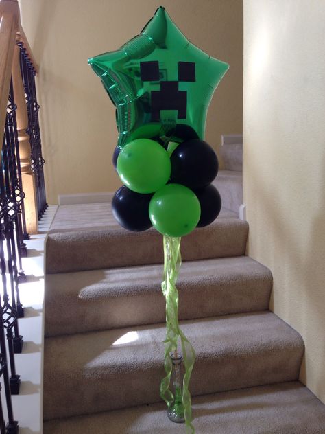 MINECRAFT BALLOON by Jingstyle I bought the Mylar star balloon at dollar tree. The green and black latex balloon and dowell at Walmart. Add the minecraft image cut from card stock and ribbons. There you go a nice centerpiece or welcome balloon for your party. Dollar Tree Minecraft Ideas, Minecraft Centerpiece Ideas, Balloon Minecraft, Minecraft Centerpiece, Minecraft Balloons, Minecraft Birthday Decorations, Minecraft Party Games, Minecraft Bday, Minecraft Party Decorations