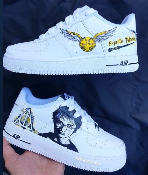 cdf1035c34ec380218a8cc9a43d438f9desc44965644ri Harry Potter Shoes, Custom Harry Potter, Stile Harry Potter, Harry Potter Accessories, Af1 Shoes, Harry Potter Items, Custom Af1, Custom Shoes Diy, Air Force 1 Custom