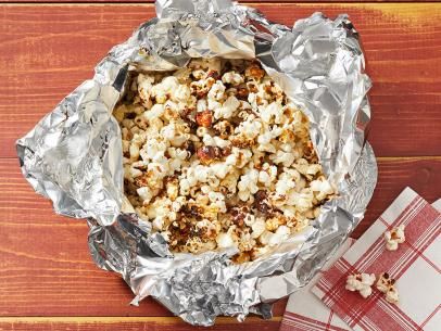 Campfire Popcorn, Jiffy Pop, Cooking Popcorn, Kettle Corn Recipe, Mountain Pies, Making Popcorn, Foil Wraps, Kettle Popcorn, How To Make Popcorn