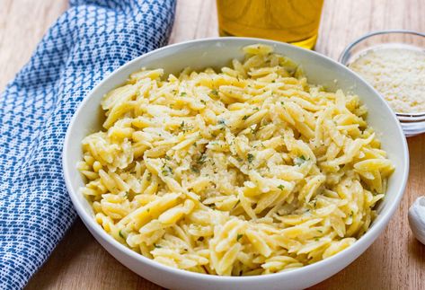 Quick and Easy Creamy Garlic Parmesan Orzo Recipe Parmesean Orzo, Garlic Parmesan Orzo, Creamy Orzo Pasta, Garlic Orzo, Parmesan Orzo, Creamy Orzo, Orzo Recipe, Italian Comfort Food, Quick Side Dishes