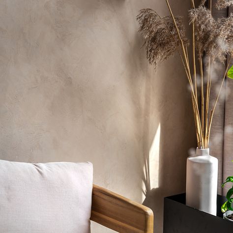 Tranquil, peaceful and calm. An atmosphere to totally chill out and recharge.  Create a stunning but neutral wall with our Marrakech Walls. The colour nuances make your wall a real eye-catcher!  Used in this picture: Wall: Old Linen Marrakech Walls  Photography: Iris Floor Neutral Limewash Walls, Concrete Effect Walls, Sand Wall Color, Sand Colored Walls, Concrete Wall Paint, Neutral Wall Color, Walls Photography, Marrakech Walls, Concrete Look Wall