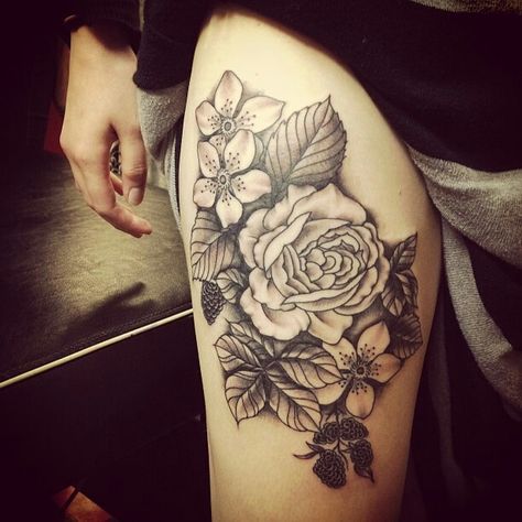 Black ink Roses and Flowers Tattoo Blackberry Tattoo, Upper Thigh Tattoos, Tatoo Styles, Side Thigh Tattoos, Flower Thigh Tattoos, Grey Tattoo, White Tattoo, Black Ink Tattoos, Art Flowers