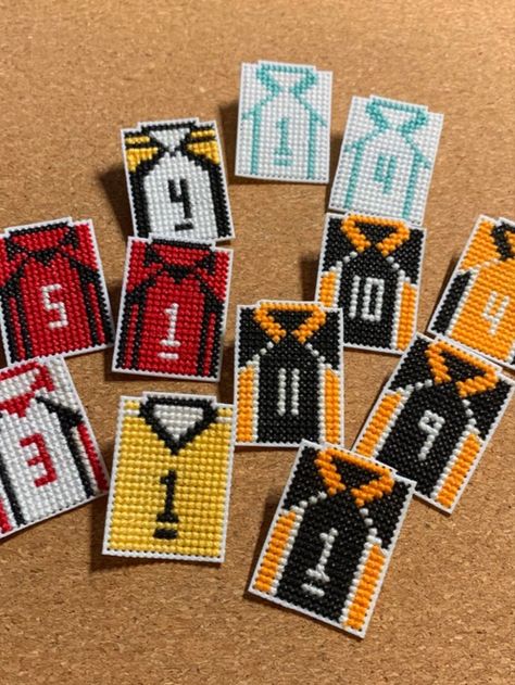 Haikyuu Cross Stitch, Haikyuu Perler Beads, Cross Stitch Ideas Projects, Cross Stitch Pins, Crochet Haikyuu, Haikyuu Embroidery, Haikyuu Uniform, Anime Perler Bead Patterns, Anime Cross Stitch Patterns