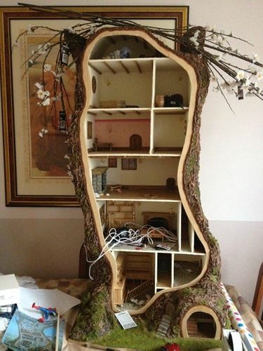 diy littlest pet shop shoebox house - Google Search Tree Stump Doll House, Mouse House Ideas, Forest Dollhouse, Shelf Doll House, Miniature Tree House, Calico Critters House, Tree Doll House, Fairy Dollhouse, Library Shelf