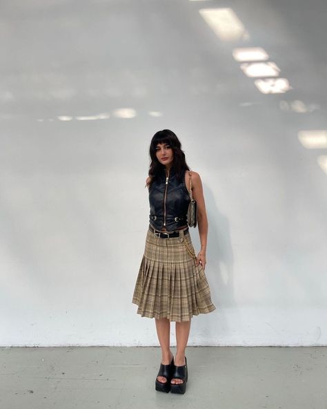 Vintage Skirt Outfit Retro, Midi Pleated Skirt Outfit, Vintage Skirt Outfit, Winter Camping Outfits, Pleated Mini Skirt Outfit, Midi Pleated Skirt, Motocross Pants, Camping Clothes, Biker Fashion