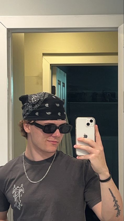 Guy Wearing Bandana, Masc Lesbian Bandana, Rave Sunglasses Men, Mens Bandana Style, Black Bandana Outfit, Bandana Outfit Men, Bandanna Hairstyle, Rock Outfit Men, Bandana On Head