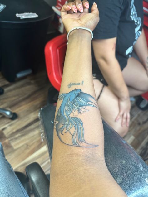 Color tattoo on black girl koi fish dark skin moon Koi Fish Hand Tattoo For Women, Koi Fish Tattoo Black Women, Fish Tattoo Black, Coi Fish Tattoo, Blue Koi, Tattoos Black, Pisces Tattoos, Koi Fish Tattoo, Hand Tattoos For Women