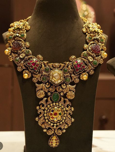 Bridal Sets Indian Wedding Jewelry, South Indian Gold Jewellery, Temple Jewelry Necklace, Kundan Jewellery Bridal, Indian Wedding Jewelry Sets, Bridal Necklace Designs, Neck Pieces Jewelry, Antique Necklaces Design, Choker Necklace Designs