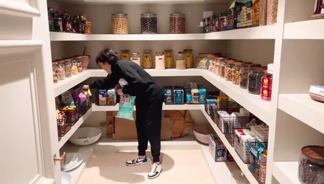 Kris Jenner Pantry, Kim K Kitchen, Mansion Pantry, Kris Jenner Bedroom, Kris Jenner Kitchen, Kardashian Houses, Kris Jenner House, Organized Ideas, House Pantry