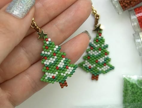 Free Beaded Jewelry Patterns Tutorials, Easy Diy Earrings, Diy Christmas Earrings, Christmas Beads Craft, Beaded Ornaments Diy, Xmas Earrings, Seed Bead Patterns Free, Beaded Christmas Tree, Christmas Beading