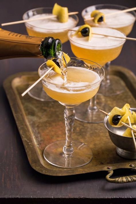 10 Fancy Cocktails to Make With Champagne Champagne Recipes Cocktails, Champagne Drinks, Sparkling Drinks, Fancy Cocktails, Fancy Drinks, Champagne Cocktail, Pretty Drinks, Cocktail Making, Bees Knees