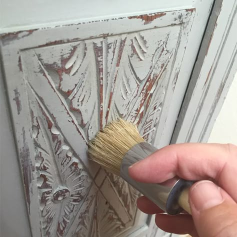 Chalk Paint No-Mess-Distress (Wet-Distress) Tutorial Distressed Furniture Colors, Distress Furniture, Distressing Chalk Paint, Distressing Furniture, Film Decor, Chalk Paint Ideas, Chalk Paint Projects, Paint Tips, Annie Sloan Paints