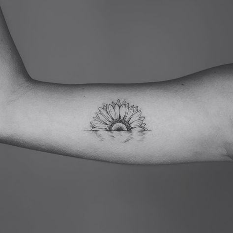 Cute sunflower by @jay_dot_ Sunflower Tattoo Simple, Tattoo Sonne, Dragons Tattoo, Cute Sunflower, Dot Tattoos, Shape Tattoo, Sunflower Tattoos, Butterfly Tattoos, Sunflower Tattoo Design