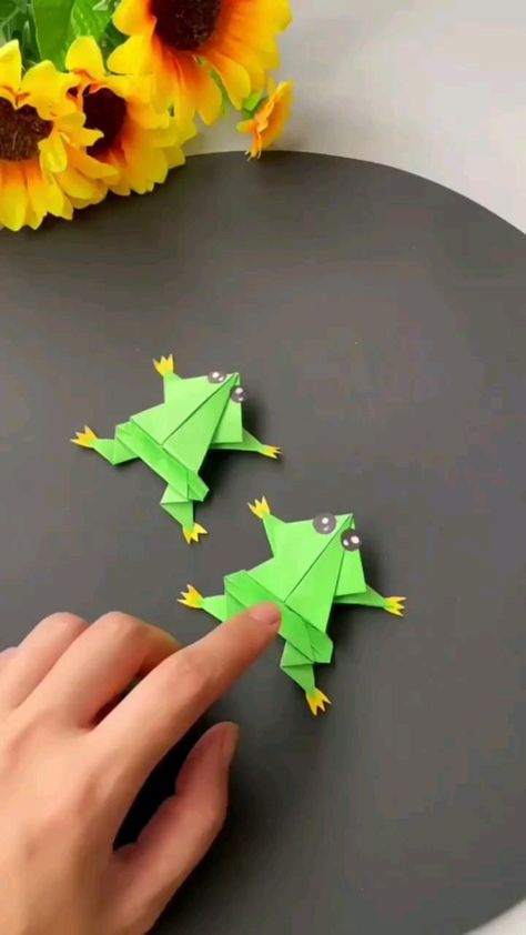 Papercrafting Joys: Enjoy the Therapeutic Benefits of Crafting Origami Toys, Origami Frog, Jumping Frog, Creative Origami, Frog Crafts, Paper Craft Videos, Origami Patterns, Instruções Origami, Theme Nature