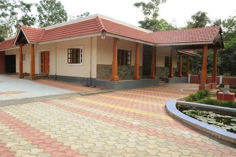 Thotti Mane, Kerala Traditional House, Indian Home Design, Padi Kolam, Duplex House Design, Haim, Hotel Amenities, Duplex House, Village House