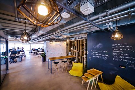 Facebook's offices in Tel Aviv make use of public chalkboard walls to write on — but with a more restrained design intended to promote work over socializing. Office Ideas For Work, Chalkboard Walls, Google Office, Creative Office Space, Cool Office Space, Business Space, Design Blogs, Chalkboard Wall, Cool Office