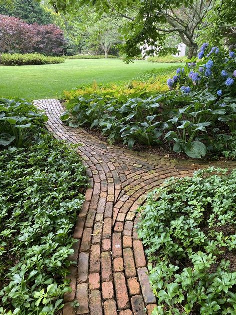 Cobblestone Garden Path, Brick Path Backyard, Brick Walking Path, Garden Path Layout, Small Grass Area Ideas Front Yard, Brick Garden Paths And Walkways, Garden Brick Pathway Ideas, Raised Bed Pathway, English Garden Pathways