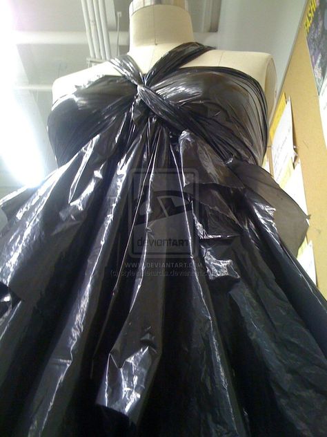 Trash bag dress Garbage Bag Dress, Back Of A Dress, Trash Bag Dress, Trash Fashion, Recycled Outfits, Fashion Design Classes, Recycled Dress, Plastic Dress, Bin Bag