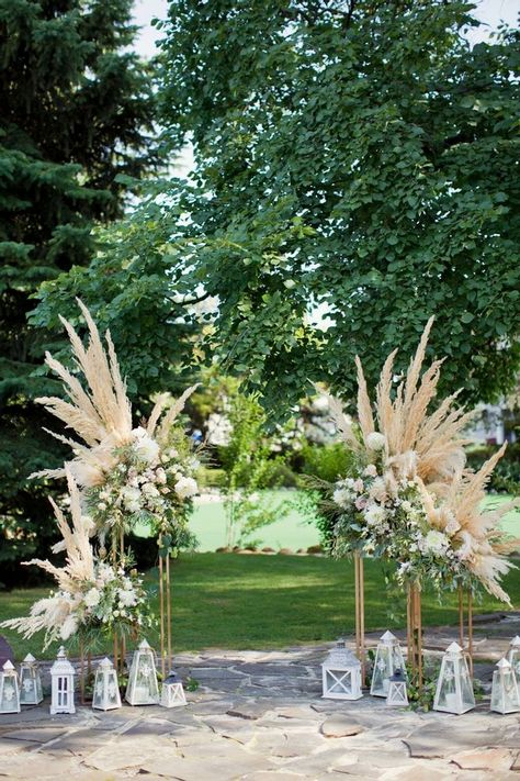 Boho Wedding Ceremony Arch, Boho Wedding Ceremony Decor, Wedding Ceremony Backdrops, Wedding Ceremony Arches, Ceremony Arch Flowers, Outside Wedding Ceremonies, Ceremony Backdrop Outdoor, Boho Ceremony, Chapel Dulcinea