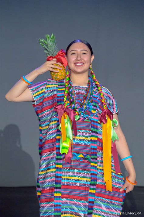 Oaxaca, Flor de Piña.
Mujer Oaxaqueña 
Tuxtepec 
Guelaguetza 
México 
Huipil
Danza folklorica 
La Tonalteca
Calenda Earth Mother, Mexican Outfit, Hair Ribbons, Festival Captain Hat, Captain Hat, Hairstyles, Festival, Fashion Outfits, Hair Styles