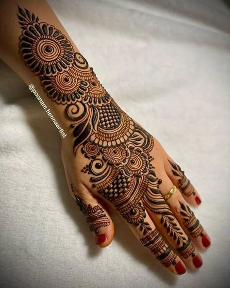 Mehndi Design For Back Side, Arabic Mehandi Design Front Hand, Mehndi Disgn Back Hand, Back Side Mehendi Design Arabic, Arebic Mahendi Designs Simple Front Hand, Arabic Back Mehndi Designs, Arabic Mahendiii Design, Aarebiyn Mehndi, Mehedi Degins Back Hand