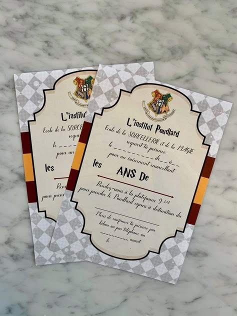 Parce que votre petit sorcier ne jure que par Harry Potter, obtenez notre magnifique kit déco à imprimer et rendez son monde magique le temps d'un gouter ! Invitations, accessoires de déco, boites à cadeaux, photobooth... Tout ce qu'il faut pour un moment parfait !Une décoration d'anniversaire Harry Potter - L'Imaginarium Invitation Harry Potter, Harry Potter Invitation, Carte Harry Potter, Harry Potter Invitations, Anniversaire Harry Potter, Theme Harry Potter, Harry Potter Decor, Star Magic, Escape Game